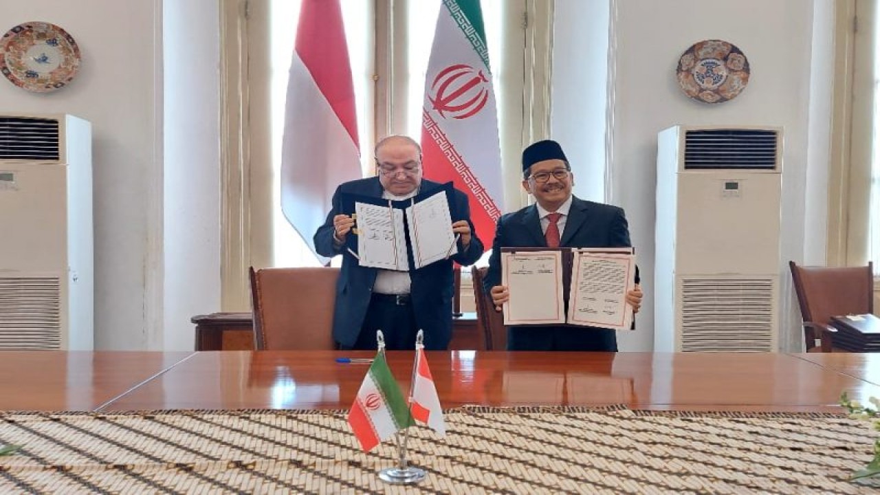Penandatanganan kerja sama Jaminan Produk Halal (JPH) antara Pemerintah Indonesia dengan Iran. (ANTARA/HO-Kemenag)