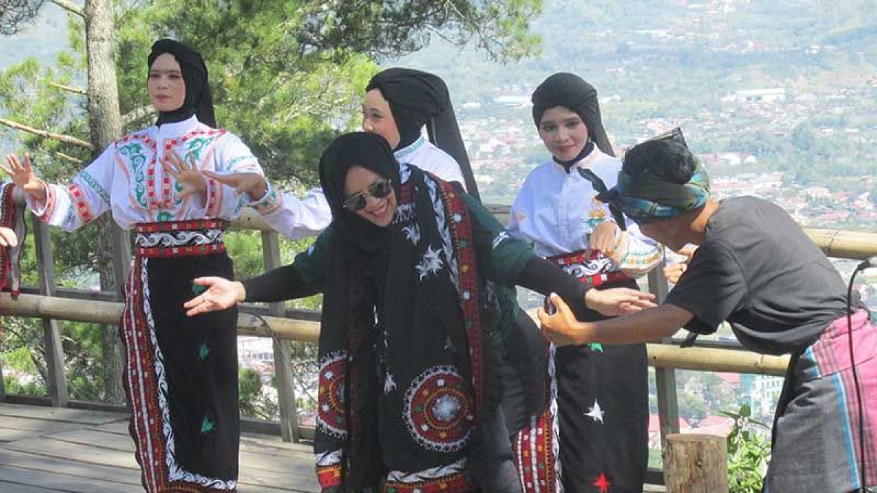 Dokumentasi - Wisatawan bersama penari menarikan tari guel, dari dataran tinggi Gayo, Aceh. ANTARA/M Haris SA