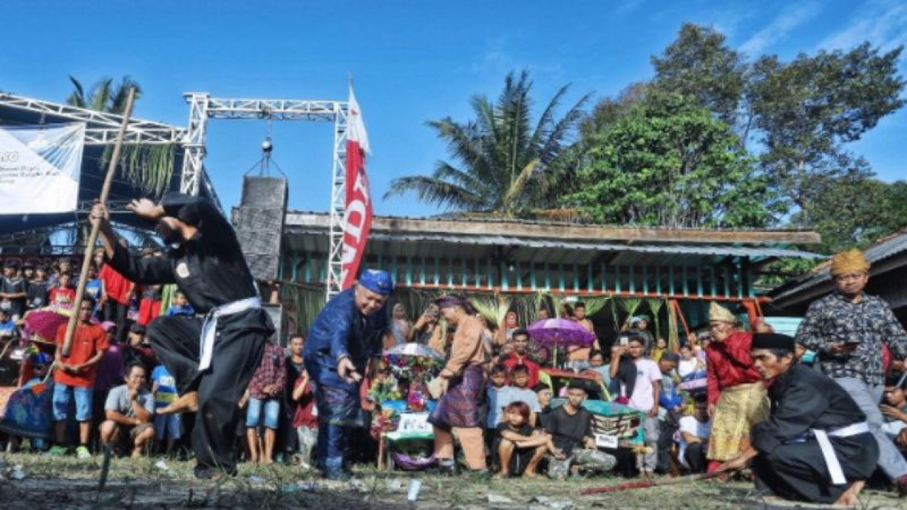 Bupati Bangka Barat Sukirman (kemeja biru) ikut peragaan pencak silat pada saat menghadiri pesta adat kampung Rajek, Simpangteritip. (ANTARA/HO-Diskominfo Bangka Barat)