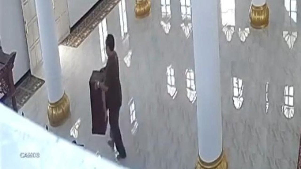 Pencuri kotak amal. (Net)