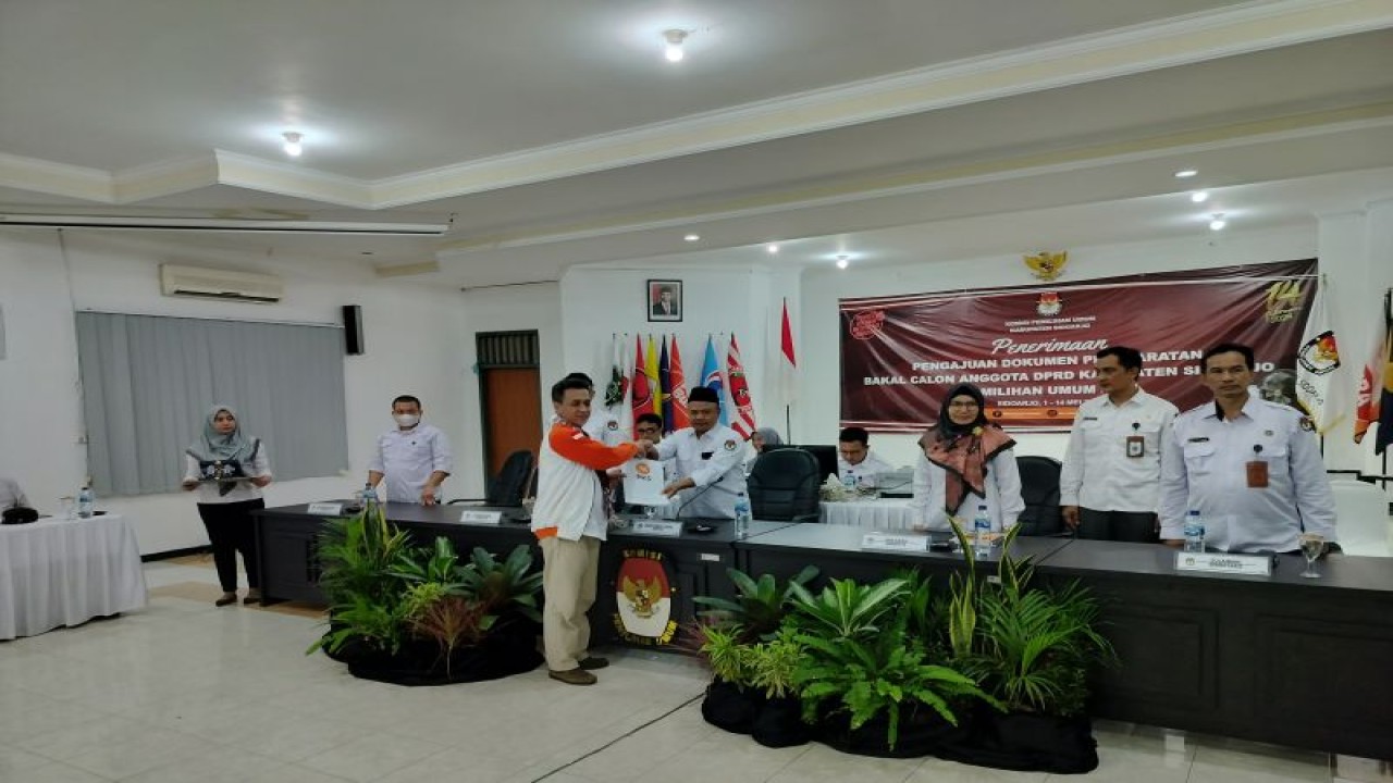 Pendaftaran bakal calon legislatif PKS Sidoarjo di Kantor KPU Kabupaten Sidoarjo, Kamis (11/5/2023). ANTARA/Indra Setiawan