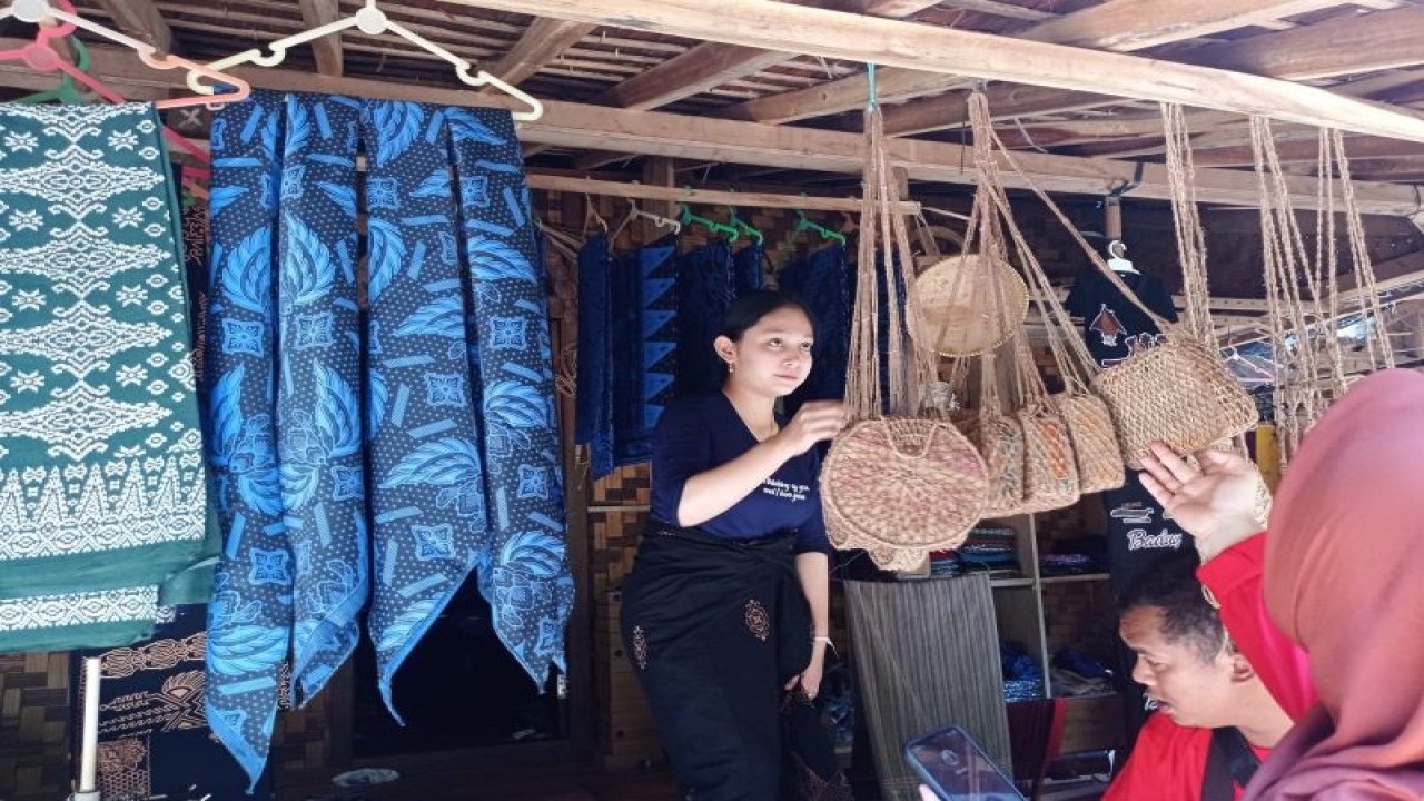 Pendapatan produk usaha micro kecil dan menengah (UMKM) Badui di pedalaman Kabupaten Lebak melonjak saat musim panen durian sehingga dapat meningkatkan pertumbuhan ekonomi masyarakat setempat.ANTARA/Mansur