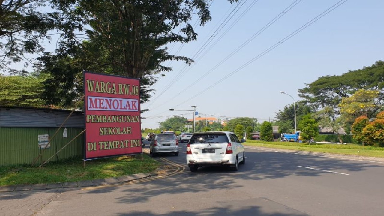 Spanduk penolakan warga atas pembangunan  sekolah Logos salah satunya terpasang di pintu gerbang cluster Taman Puspa Raya, Kota Surabaya, Kamis (25/5/2023) (ANTARA/HO-Warga Citraland)