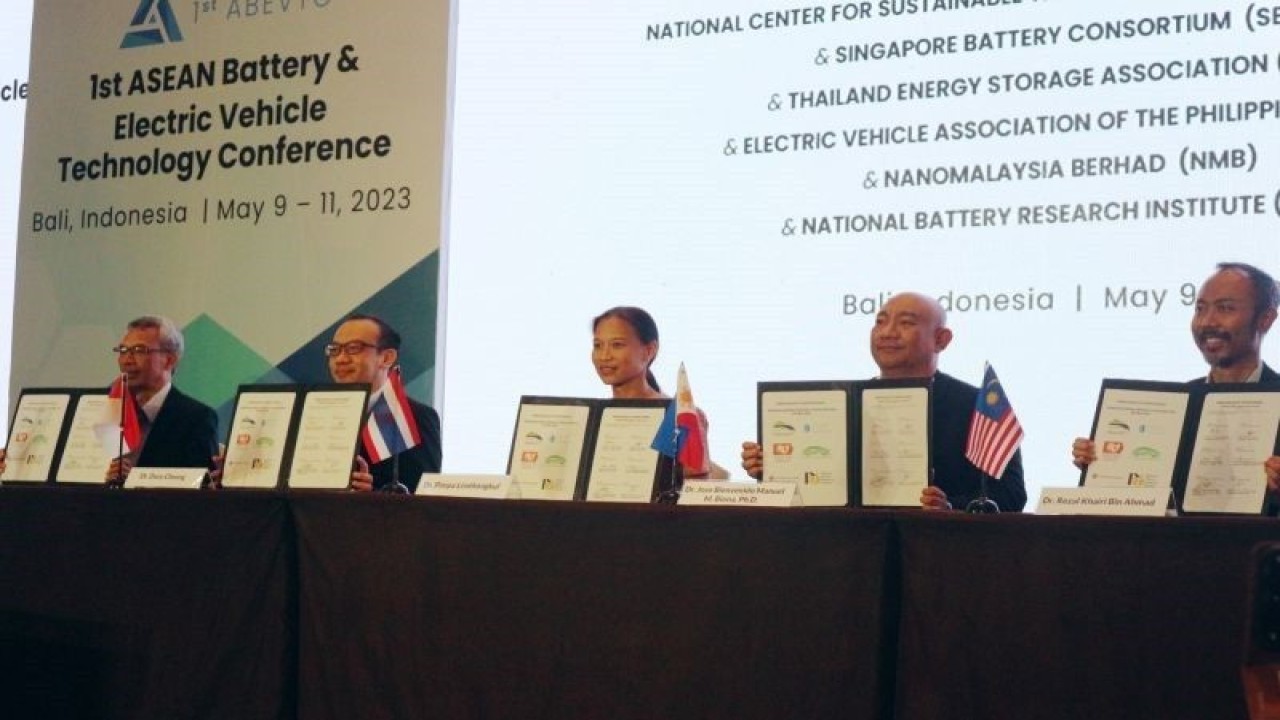 Penandatanganan nota kesepakatan negara-negara ASEAN mengenai teknologi baterai kendaraan listrik pada “ASEAN Battery and Electric Vehicle Technology Conference” di Nusa Dua, Bali, Selasa (9/5). (ANTARA/Pamela Sakina)