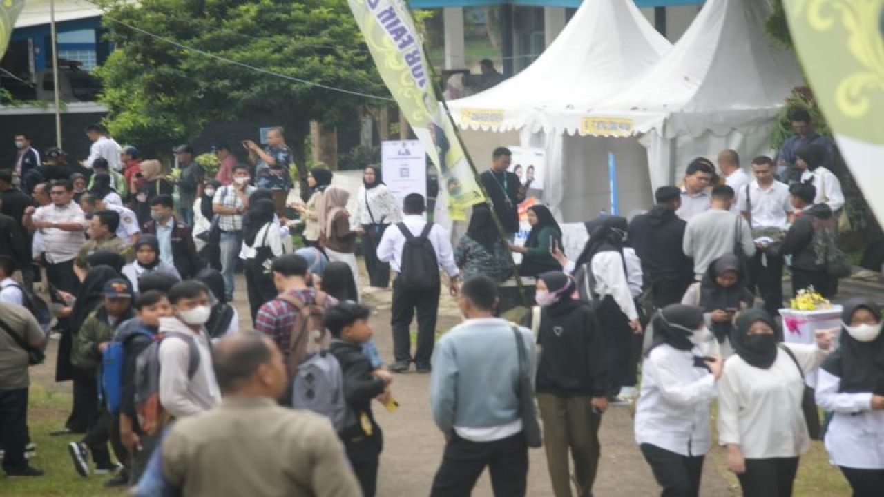 Pengunjung bursa kerja di Purwakarta. (ANTARA/HO-Pemkab Purwakarta)