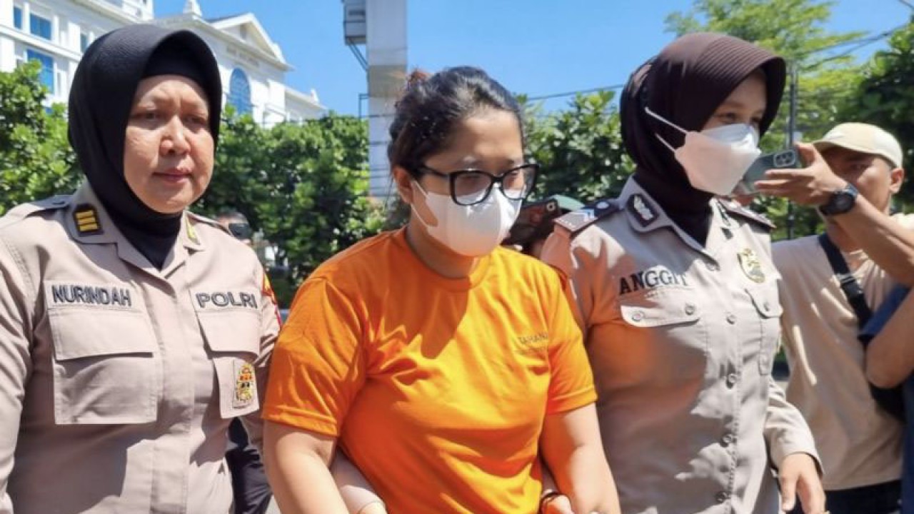 Tersangka berinisial ICL diamankan karena kasus penipuan uang wisata di Polrestabes Bandung, Kota Bandung, Jawa Barat, Kamis (25/5/2023). (ANTARA/Bagus Ahmad Rizaldi)