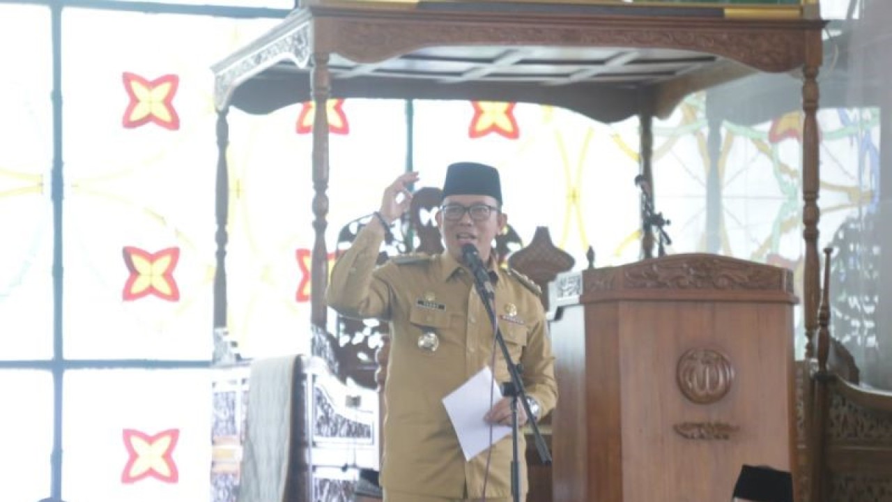 Penjabat Bupati OKU Teddy Meilwansyah memberi sambutan untuk para JCH asal daerah itu, Rabu. (ANTARA/Edo Purmana/23)