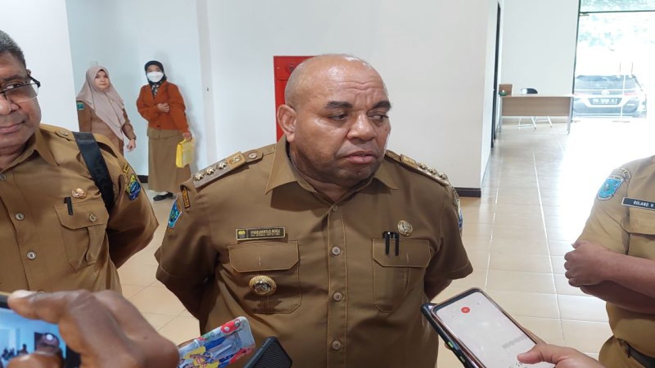 Penjabat Bupati Tambrauw Engelbertus Kocu (ANTARA/Yuvensius Lasa Banafanu)