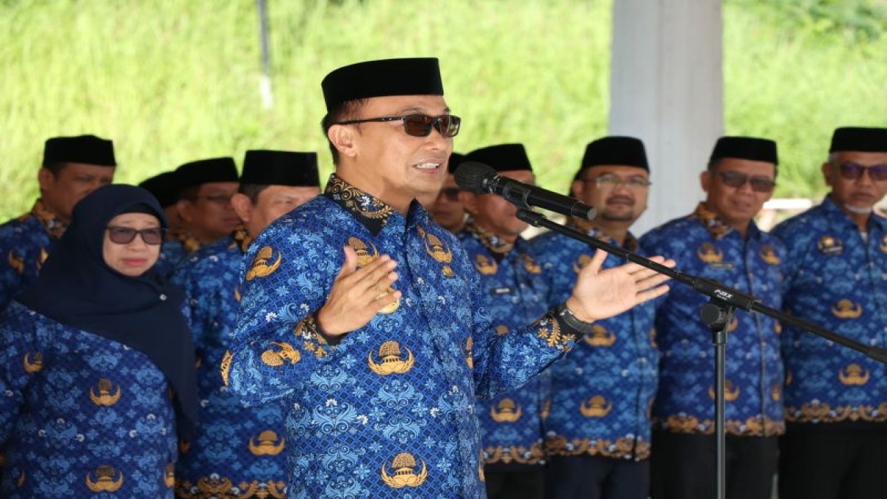 Penjabat Gubernur Sulbar Zudan Arif Fakrulloh pada apel Hari Kesadaran Nasional di Kompleks Kantor Gubernur Sulbar, Rabu (17/5). (FOTO ANTARA/HO/Diskominfo Sulbar)