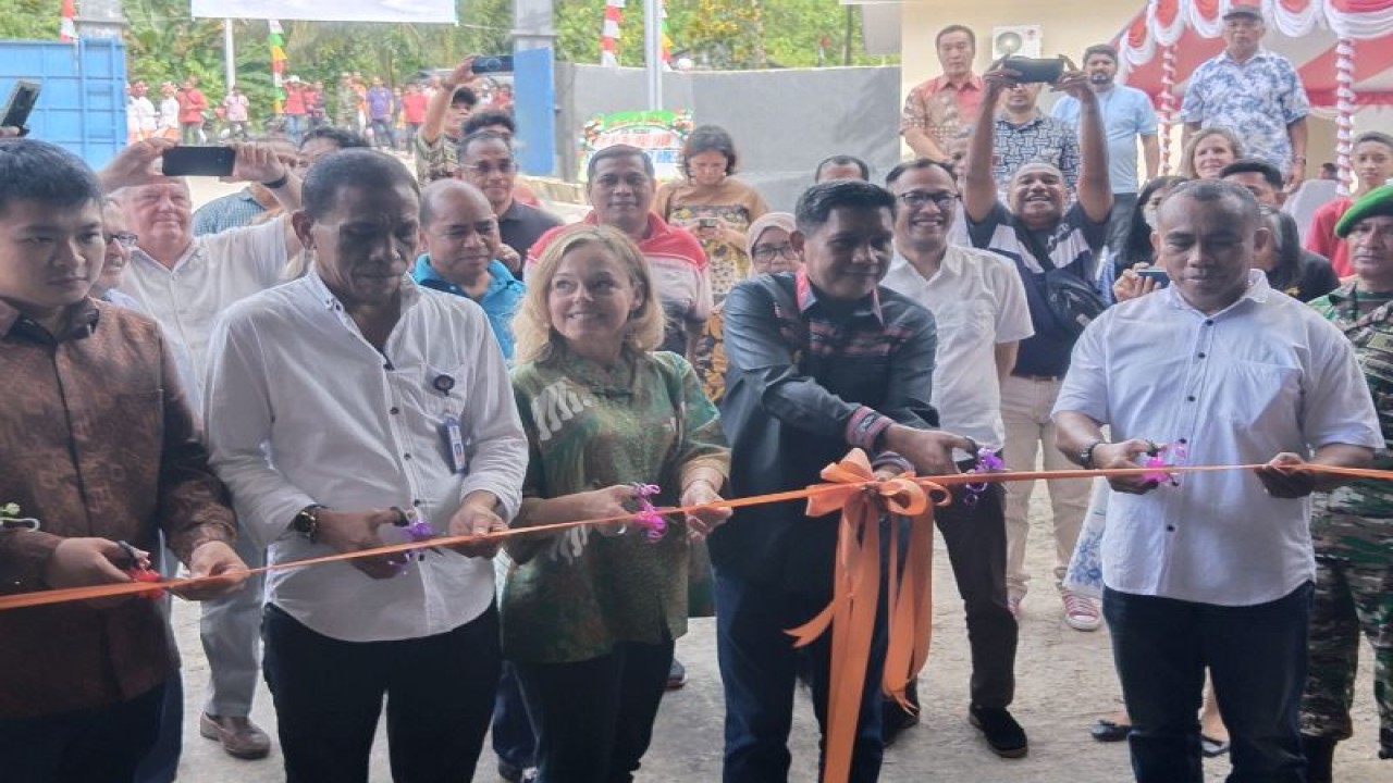 Penjabat Wali Kota Ambon Bodewin Wattimena meresmikan pabrik daur ulang sampah PT Milion Limbah Ambon di Negeri Hutumuri, Kecamatan Leitimur Selatan, Kota Ambon, Jumat (26/5/2023). (ANTARA/Penina F Mayaut)