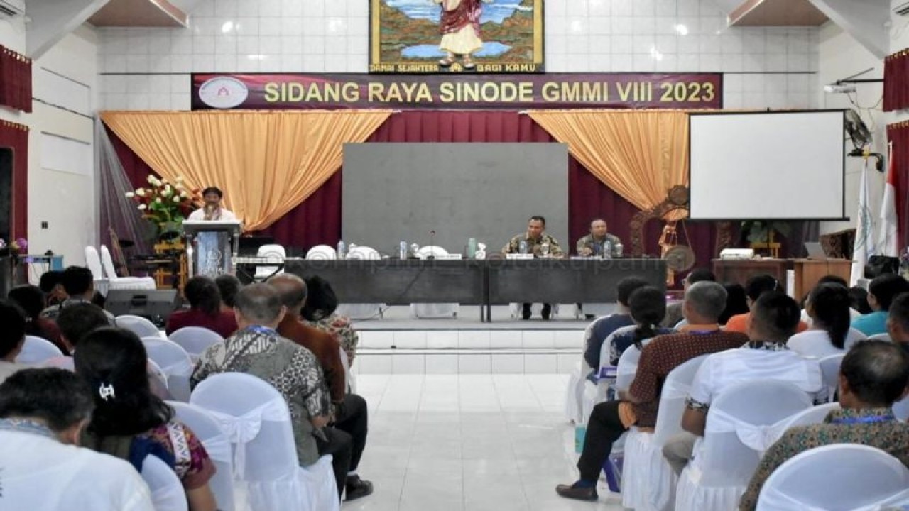 Penjabat Walikota Kupang Provinsi Nusa Tenggara Timur George Melkianus Hadjoh saat menjadi narasumber dalam Sidang Raya VIII Sinode Gereja Masehi Musafir Indonesia (GMMI) di Gereja Baitesda Kelurahan Namosain Kecamatan Alak. (ANTARA/HO-Prokompim Setda Kota Kupang)