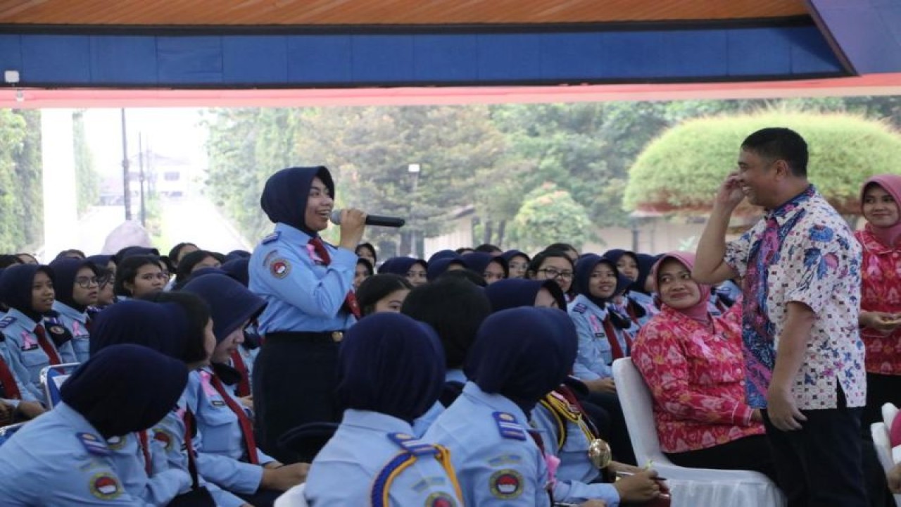 Sosialisasi tentang deteksi dini kanker payudara oleh Yayasan Kanker Payudara Indonesia (YKPI) di SMA Taruna Nusantara, Magelang, Jawa Tengah, beberapa waktu lalu. (ANTARA/HO-Dokumentasi Pribad)