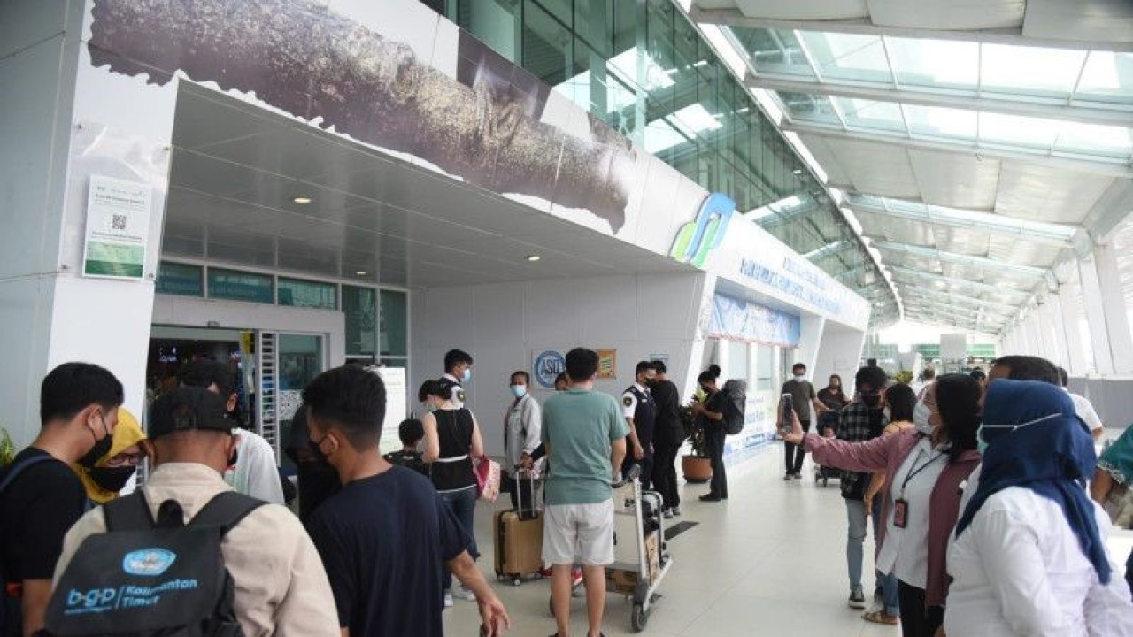Penumpang antre masuk Terminal Keberangkatan di Bandara Sepinggan sebelum Idul Fitri 1444 Hijiriyah. (ANTARA/HO-AP 1)