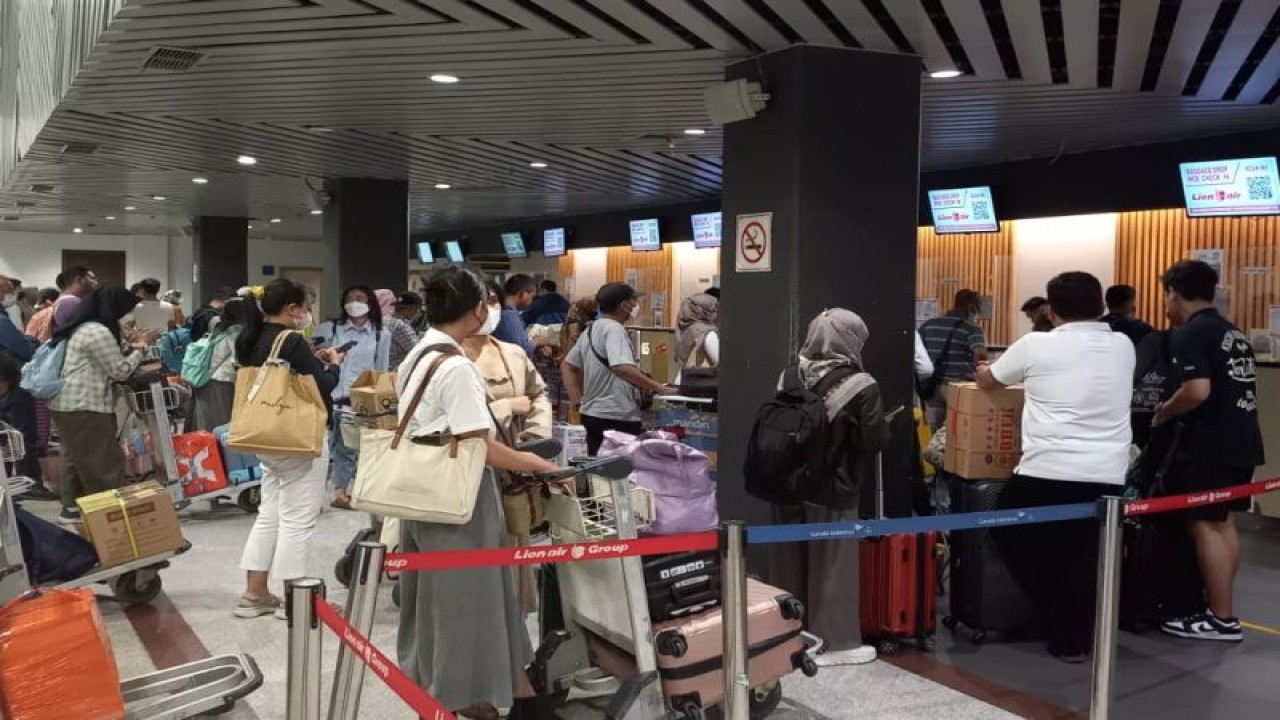 Penumpang arus balik di Bandara Juanda ANTARA/HO TM