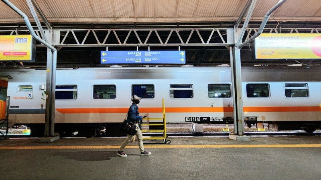 Penumpang KA melintas di dekat rangkaian kereta di Stasiun Semarang Tawang. (ANTARA/ I.C.Senjaya)