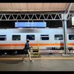 Penumpang KA melintas di dekat rangkaian kereta di Stasiun Semarang Tawang. (ANTARA/ I.C.Senjaya)-1684137674