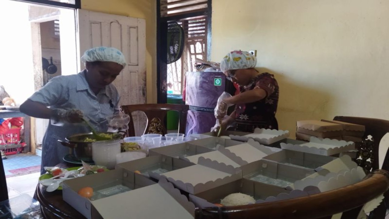 Warga Labuan Bajo, Rensi Wea ditemani adiknya menyiapkan pesanan nasi kotak selama kegiatan KTT ke-42 ASEAN di Manggarai Barat, NTT, terhitung tanggal 2-13 Mei 2023. ANTARA/Fransiska Mariana Nuka.