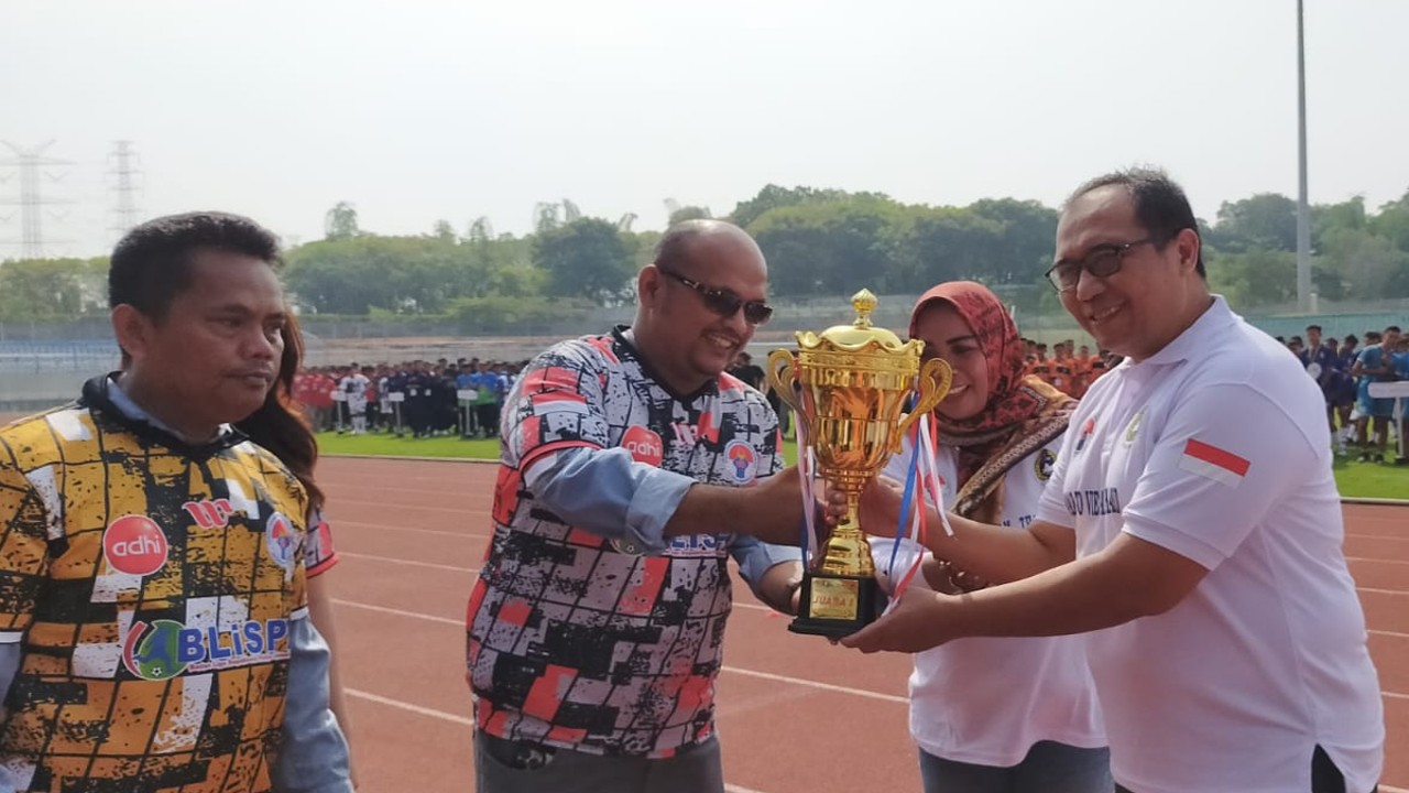 Pembina BLiSPI Mhd Sallim Jungjung (kedua kiri) secara simbolis menyerahkan piala kepada Sekretaris Daerah Kabupaten Gresik, Ahmad Wasil (kedua kanan) tanda dimulainya kejuaraan BLiSPI Youth Cup U-15 Road to Vietnam and Thailand 2023 disaksikan Ketua Umum BLiSPI Subagja Suihan (kiri), perwakilan Askab PSSI Gresik dan Ketua KONI Gresik dr Anis Ambiyo Putri (berdiri di belakang) pada acara pembukaan di Stadion Gelora Joko Samudro, Jumat (19/5/2023.
