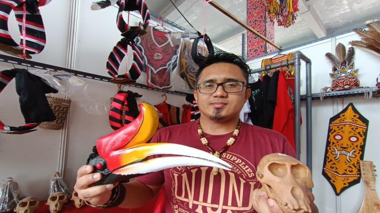 Perajin kepala Enggang dan tengkorak Monyet buatan yang dipamerkan dalam Pekan Gawai Dayak (PGD) ke-37, Jupiter Pabaraz mengatakan barang yang dijualnya tersebut merupakan solusi dalam perlindungan satwa langka endemik di Kalimantan Barat (Kalbar). (Jesica Helena Wuysang)