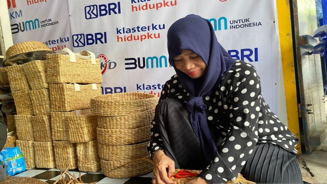 Perajin menganyam wadah dari tanaman eceng gondok di Makassar. ANTARA/Nur Suhra Wardyah