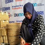 Perajin menganyam wadah dari tanaman eceng gondok di Makassar. ANTARA/Nur Suhra Wardyah-1684483974