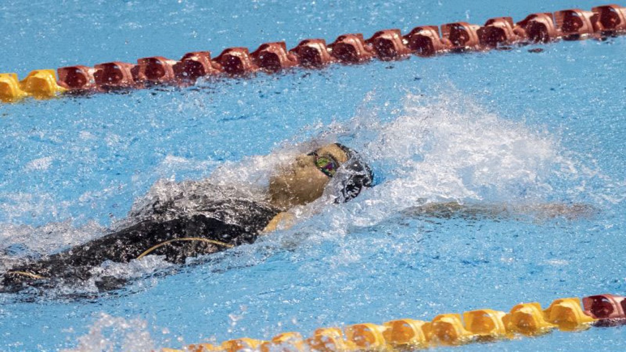Perenang Indonesia Masniari Wolf memacu kecepatan pada nomor 50 meter gaya punggung putri saat SEA Games 2023 di Aquatics Center, Morodok Techno National Stadium, Kamboja, Minggu (7/5/2023). ANTARA FOTO/M Agung Rajasa/YU