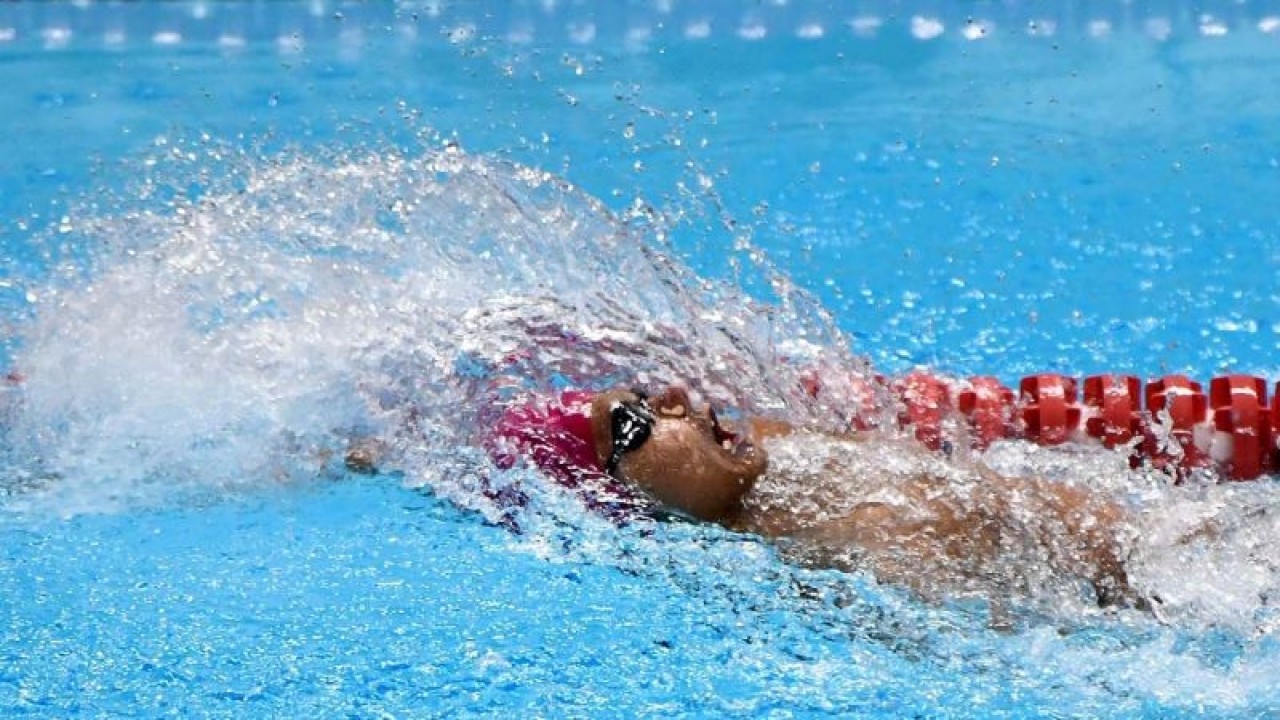 Arsip - Perenang I Gede Siman Sudartawa memacu kecepatannya dalam nomor 100 meter gaya punggung putra Seleksi Nasional (Seleknas) time trial renang untuk persiapan SEA Games Vietnam di Stadion Akuatik Gelora Bung Karno, Jakarta, Jumat (11/3/2022). ANTARA FOTO/Aditya Pradana Putra/aww.