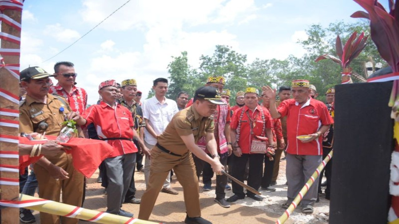 Peresmian Tugu Alo (Enggang) Ramin Bantang Ria Tanik Benua Tambang Laut di Dusun Sungai Enau, (ANTARA/Imbran)