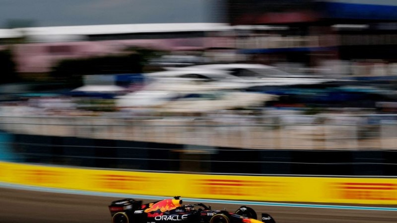 Pembalap tim Red Bull Max Verstappen memacu mobilnya dalam ajang balap F1 GP Miami di Miami International Autodrome, Miami, Florida, AS, Minggu (8/5/2022). Verstappen berhasil menjuarai laga tersebut. ANTARA FOTO/REUTERS/Ricardo Arduengo/foc.