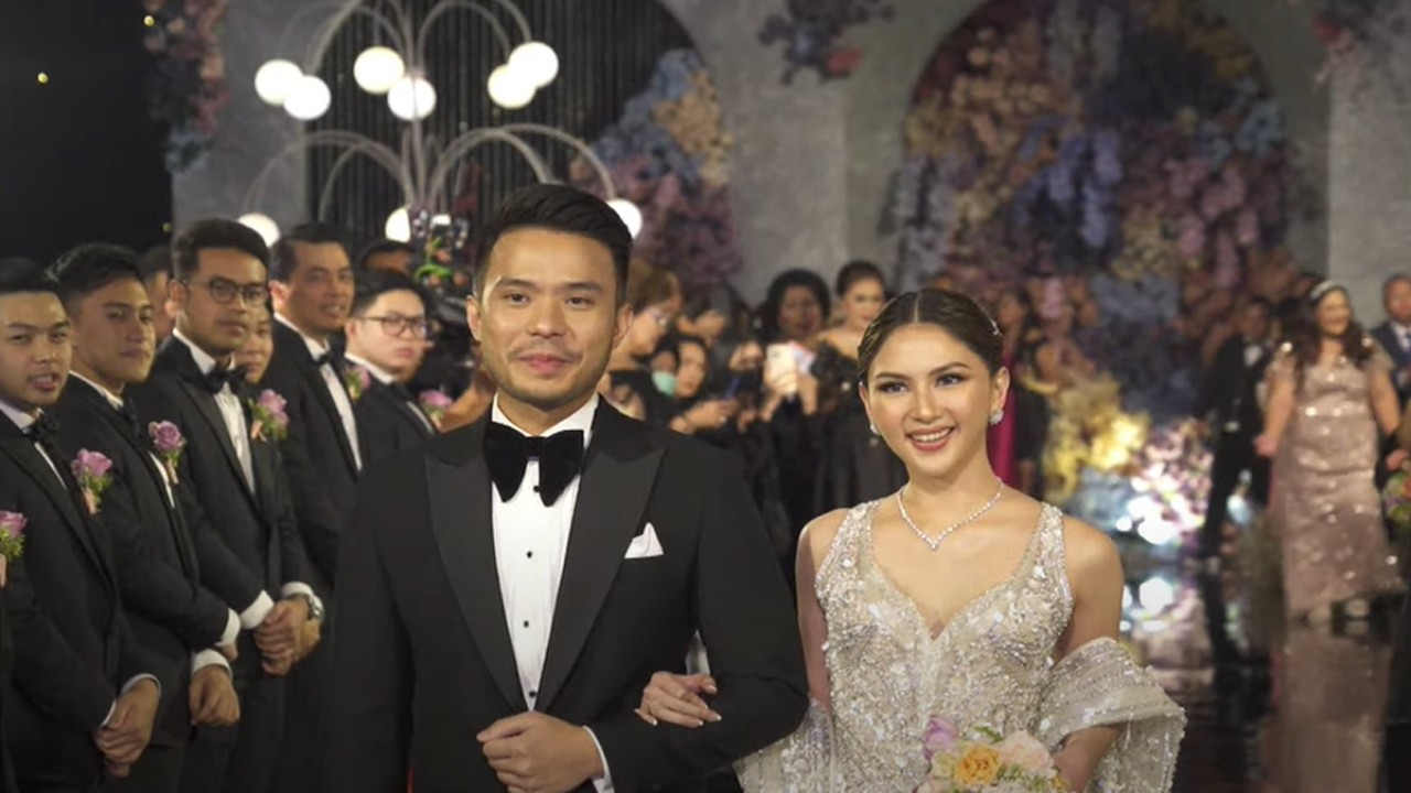Busana resepsi pernikahan Yakup Hasibuan dan Jessica Mila merupakan karya desainer Stephen Wongso.