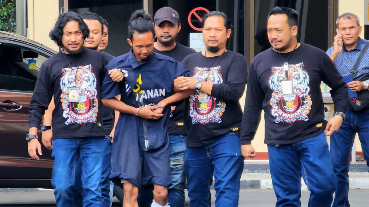 Muhammad Husen (28) warga Kabupaten Banjarnegara, Jawa Tengah, pelaku pembunuhan Irwan Hutagalung (53), korban mutilasi yang ditemukan dalam kondisi dicor beton di Kota Semarang, dihadiekan saat pers rilis di Mapolrestabes Semarang, Rabu. (ANTARA/ I.C.Senjaya)