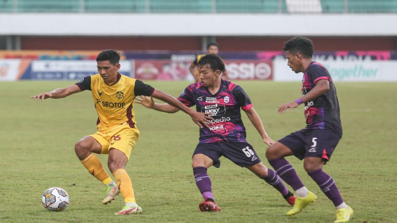 Arsip - Pesepak bola Persikabo 1973 Ryan Kurnia (kiri) mencoba melewati pesepak bola Rans Nusantara FC Mitsuru Maruoka (kanan) saat pertandingan Liga 1 di Stadion Maguwoharjo, Sleman, DI Yogyakarta, Jumat (9/12/2022). Pertandingan tersebut berakhir imbang dengan skor 1-1. ANTARA FOTO/Hendra Nurdiyansyah/hp.