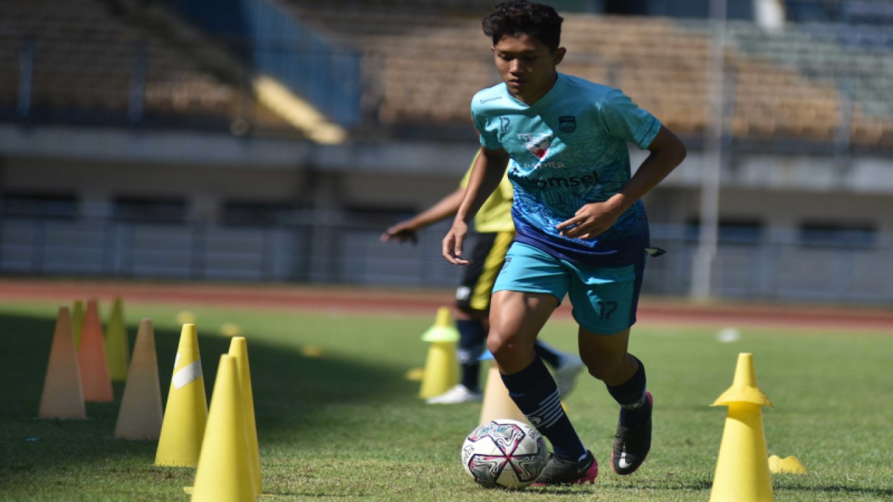 Ferdiansyah menjalani latihan perdana bersama PERSIB di Stadion Gelora Bandung Lautan Api, Senin, 30 Agustus 2021. ((HO/Persib.co.id))