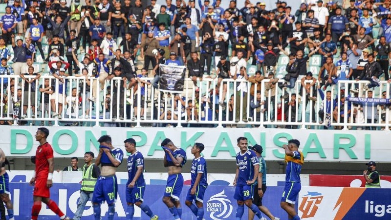 Arsip - Sejumlah pesepak bola Persib Bandung berjalan seusai dikalahkan Persik Kediri dalam pertandingan lanjutan BRI Liga 1 di Stadion Pakansari, Kabupaten Bogor, Jawa Barat, Rabu (8/3/2023). ANTARA FOTO/Yulius Satria Wijaya/nym.