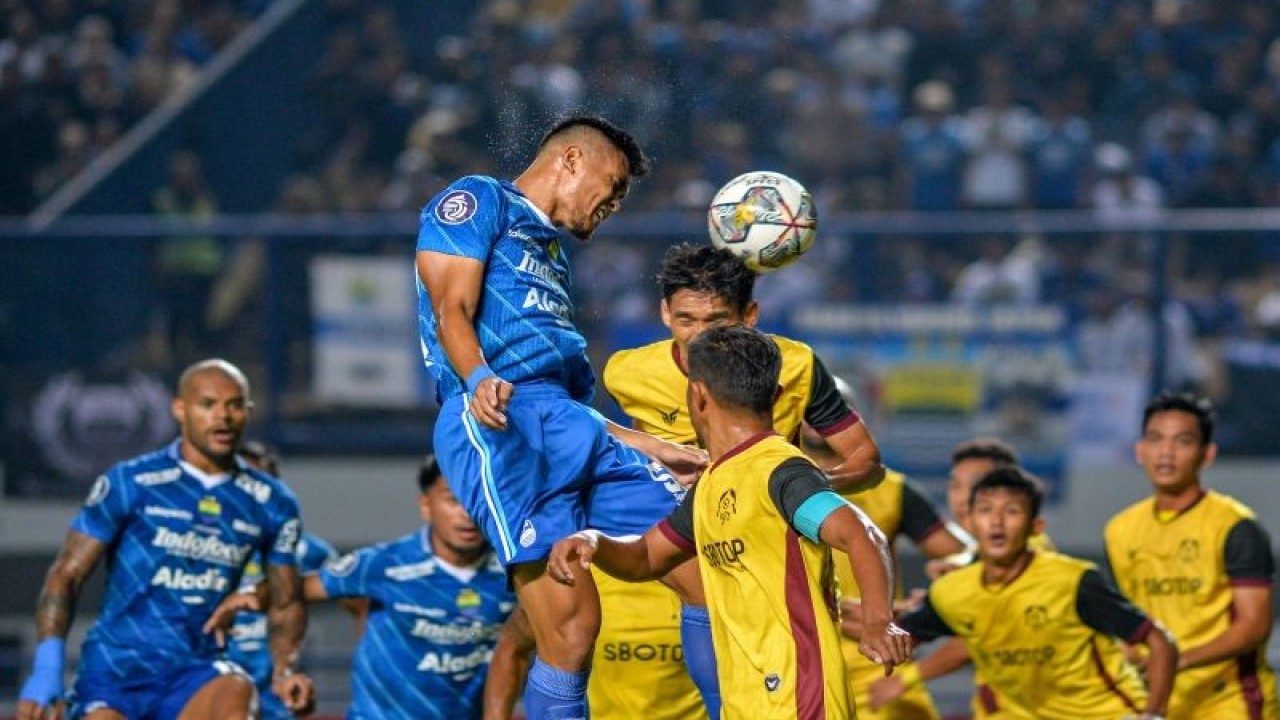 Pesepak bola Persib Bandung Rachmat Irianto menyundul bola ke gawang Persikabo pada pertandingan lanjutan BRI Liga 1 di Stadion Gelora Bandung Lautan Api, Bandung, Jawa Barat, Sabtu (15/4/2023). ANTARA FOTO/Raisan Al Farisi/aww. (ANTARA FOTO/RAISAN AL FARISI)
