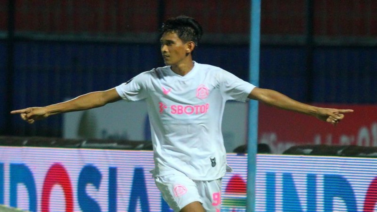 Arsip - Pesepakbola Persikabo 1973 Ryan Kurnia berselebrasi usai mencetak gol ke gawang PSM Makassar dalam pertandingan Piala Presiden 2022 Grup D di Stadion Kanjuruhan, Malang, Jawa Timur, Rabu (15/6/2022). Persikabo 1973 mengalahkan PSM Makassar dengan skor akhir 1-0. ANTARA FOTO/Ari Bowo Sucipto/foc.