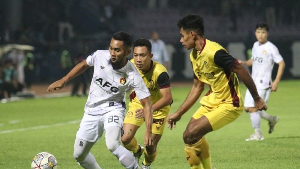 Pesepak bola Persik Kediri Beni Oktavianto (kiri) berebut bola dengan pesepak bola Persikabo 1973 Syahrul Lasinari (kanan) pada pertandingan Liga 1 di Stadion Brawijaya, Kota Kediri, Jawa Timur, Jumat (7/4/2023). Persik Kediri mengalahkan Persikabo 1973 dengan skor 2-0. ANTARA FOTO/Prasetia Fauzani/tom.