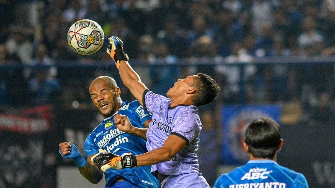 Pesepak bola Persib Bandung David Da Silva berduel bola udara dengan penjaga gawang Persikabo Syahrul Trisna saat pertandingan lanjutan BRI Liga 1 di Stadion Gelora Bandung Lautan Api, Bandung, Jawa Barat, Sabtu (15/4/2023). ANTARA FOTO/Raisan Al Farisi/aww. (ANTARA FOTO/RAISAN AL FARISI)