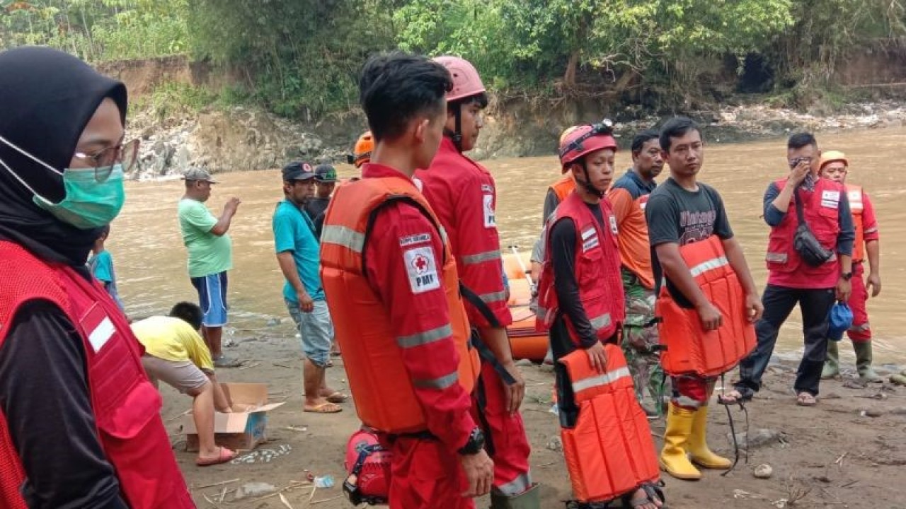 Personel PMI Kabupaten Sukabumi melakukan penyisiran bersama sejumlah relawan dan personel SAR pada operasi SAR pencarian dua korban tenggelam di Sungai Cimandiri, Kampung Tegaldatar, Desa Cibatu, Kecamatan Cikembar, Kabupaten Sukabumi, Jabar pada Sabtu, (20/5). Antara/Aditya Rohman