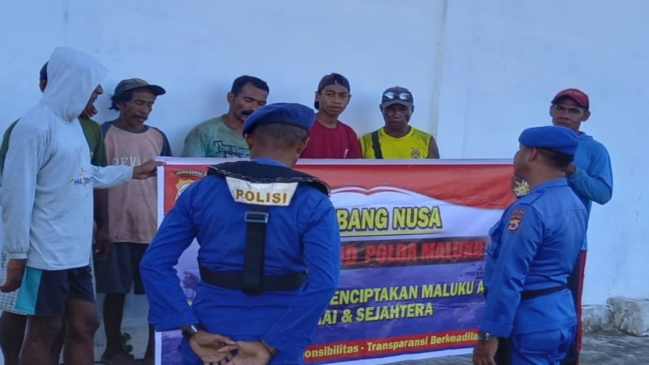 Personel Polairud saat berikan imbauan kepada warga nelayan (ANTARA/HO-Polda Maluku)