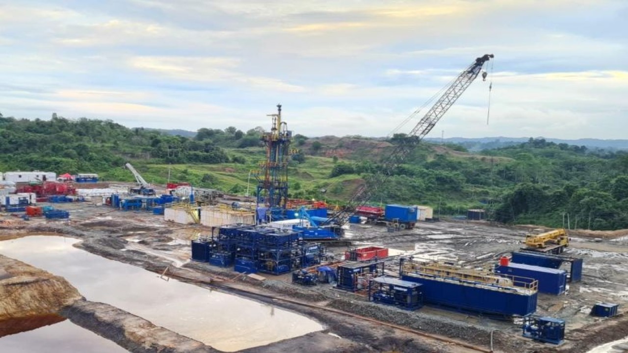 Lokasi pemboran Eksplorasi Sumur Helios D1 (HLX-D1) PT Pertamina Hulu Sanga Sanga bagian dari Regional 3 Kalimantan Subholding Upstream Pertamina. Sumur Helios D1 (HLX-D1) di Kecamatan Sangasanga, Kabupaten Kutai Kartanegara, Kaltim. Pemboran eksplorasi ini terbukti menghasilkan potensi cadangan migas yang Rabu (10/5/2023) tengah dilakukan tes secara berkelanjutan untuk mengetahui volume temuan cadangan secara komprehensif. ANTARA/HO-Pertamina.