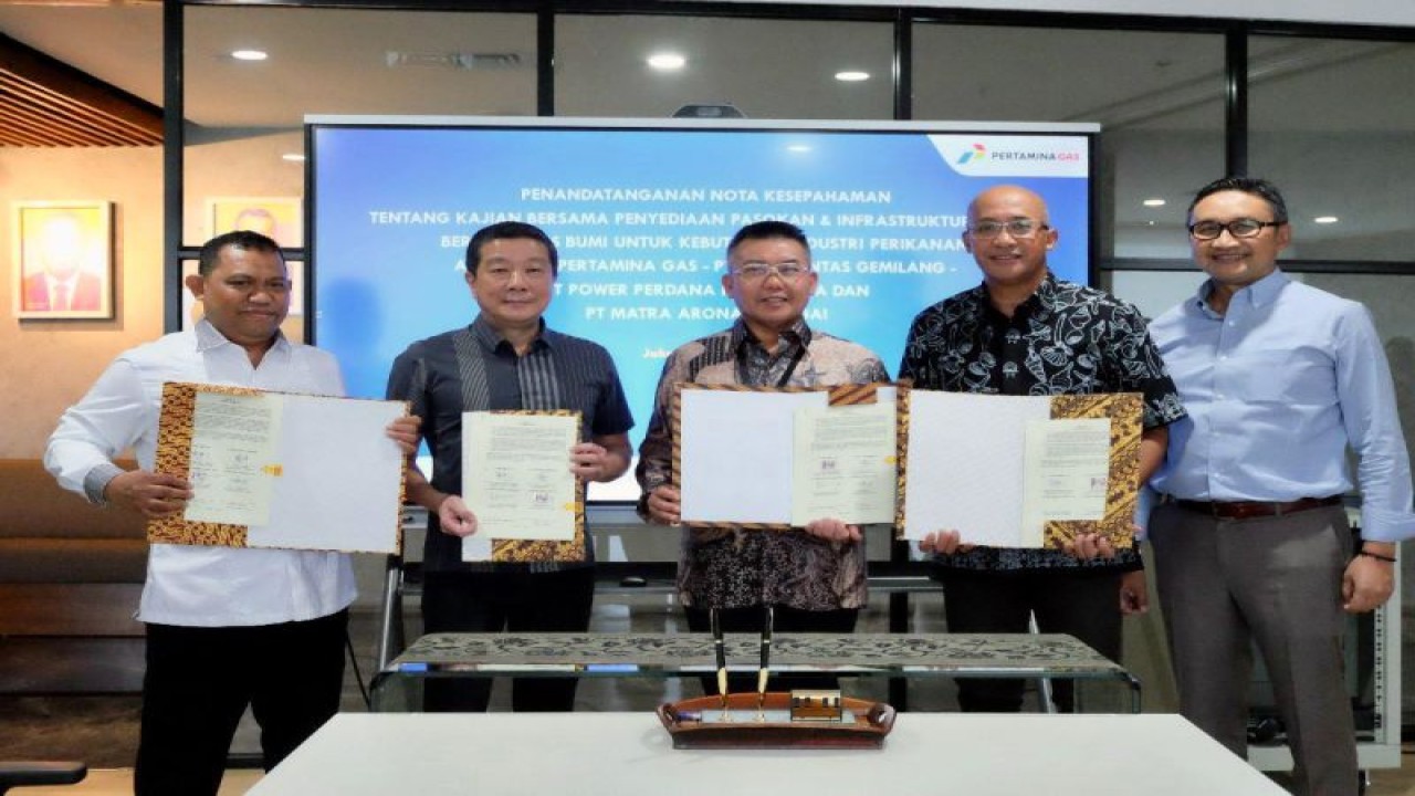 Penandatanganan Nota Kesepahaman (MoU) tentang Kajian Bersama Penyediaan Pasokan &  Infrastruktur Energi Berbasis Gas Bumi untuk Kebutuhan Industri Perikanan antara PT Pertamina Gas, PT Suria Lintas Gemilang, PT Power Perdana Nusantara, dan PT Matra Arona Banggai di Jakarta, Selasa (23/5/2023). ANTARA/HO-Pertagas