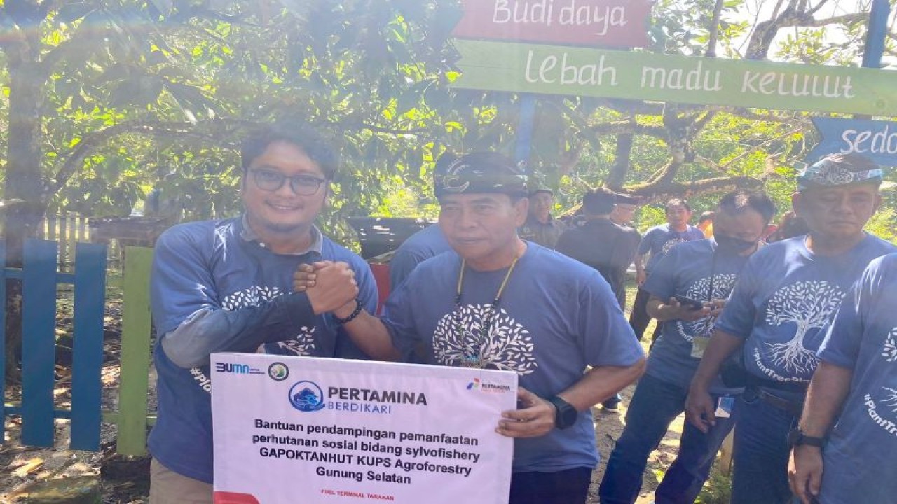PT Pertamina Patra Niaga Regional Kalimantan melalui Fuel Terminal Tarakan menyerahkan CSR untuk pengembangan ekowisata Gunung Selatan di Tarakan kepada Gubernur Kalimantan Utara Zainal Arifin Paliwang. ANTARA/HO-PT Pertamina Patra Niaga Regional Kalimantan.