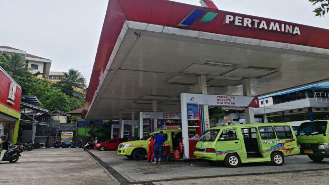 Petugas melayani warga yang melakukan pembelian Bahan Bakar Minyak (BBM) bersubsidi di Stasiun Pengisian Bahan Bakar Umum (SPBU) Kota Ambon. ANTARA/ Ho- Pertamina.