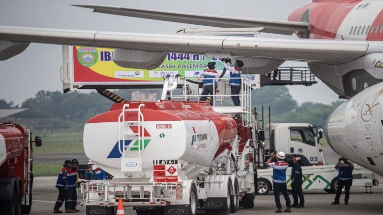 Petugas melakukan pengisian bahan bakar avtur ke pesawat Airbus A330-343 milik maskapai penerbangan Saudia di Bandara Internasional Sultan Mahmud Baddarudin (SMB) II Palembang, Sumatera Selatan, Sabtu (27/5/2023). ANTARA FOTO/Nova Wahyudi/nym.