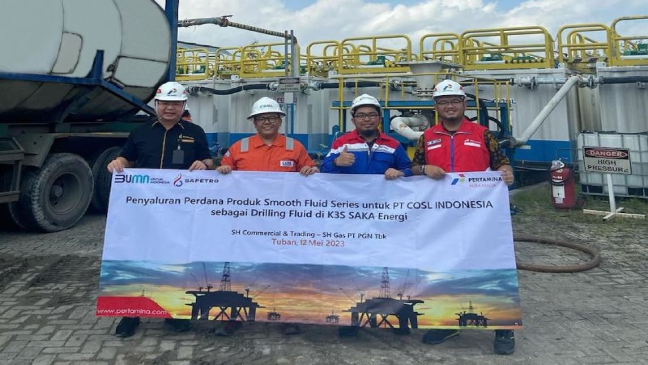 PT Pertamina Patra Niaga melalui Corporate Sales Regional Jawa Bagian Barat melakukan penyaluran perdana smooth fluid untuk pengeboran Blok Pangkah di Tuban, Jatim, Jumat (12/5/2023). ANTARA/HO-PT Pertamina Patra Niaga