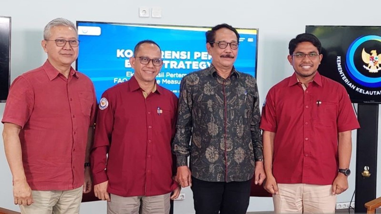 Chairperson of the 4th MOP of the PSMA Nilanto Perbowo (paling kiri), Direktur Kepelabuhan dan Perikanan KKP Tri Aris Wibowo (kedua kiri), Staf Khusus Menteri KP bidang Hubungan Luar Negeri Edy Putra Irawadi (kedua kanan), Koordinator Pemberitaan dan Opini Publik KKP Didik Agus Suwarsono (paling kanan) dalam konferensi pers yang digelar di Jakarta, Selasa (16/5/2023). ANTARA/ (Sinta Ambarwati)