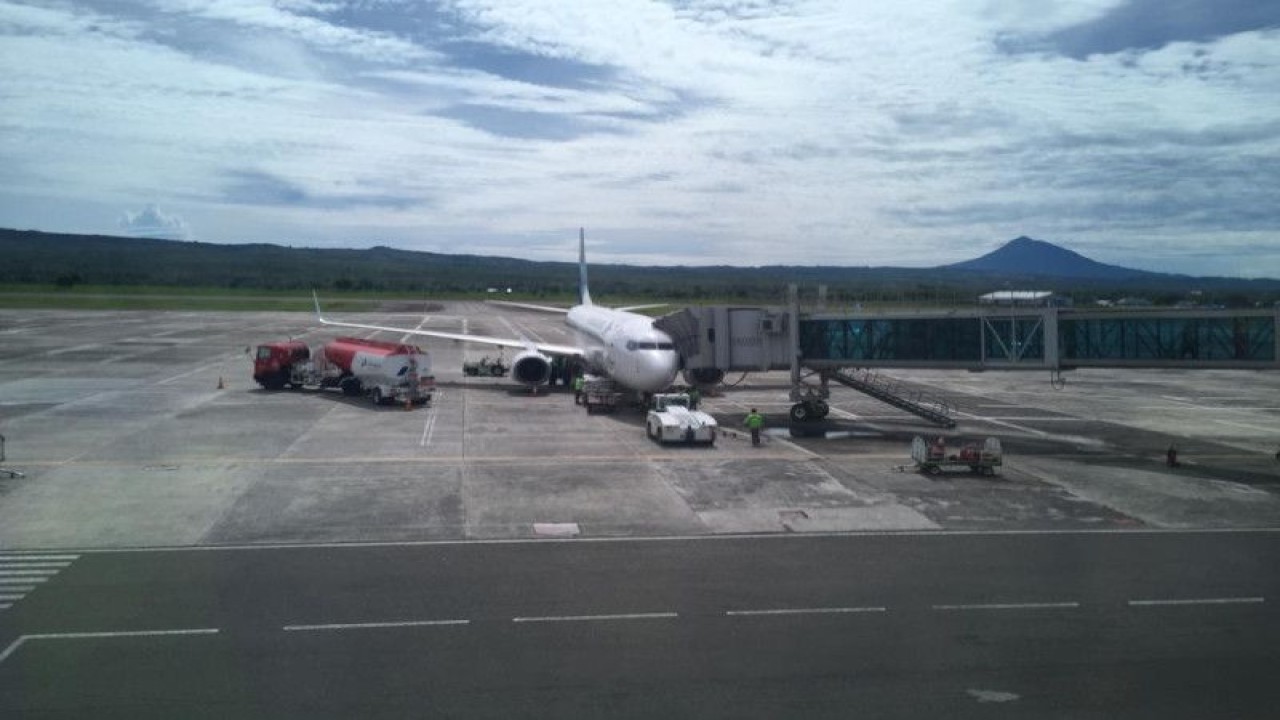 Maskapai penerbangan sedang mengisi bahan bakar di Bandara Internasional Sultan Iskandar Muda Blang Bintang Aceh Besar (ANTARA/M Ifdhal)