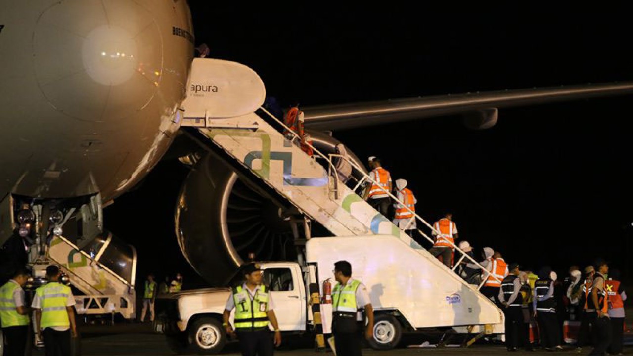 Jamaah calon haji naik ke pesawat Garuda Indonesia yang akan membawa mereka ke Arab Saudi dari Bandara Sultan Iskandar Muda (SIM) Aceh Besar, Senin (29/5/2023). (ANTARA/Khalis Surry)