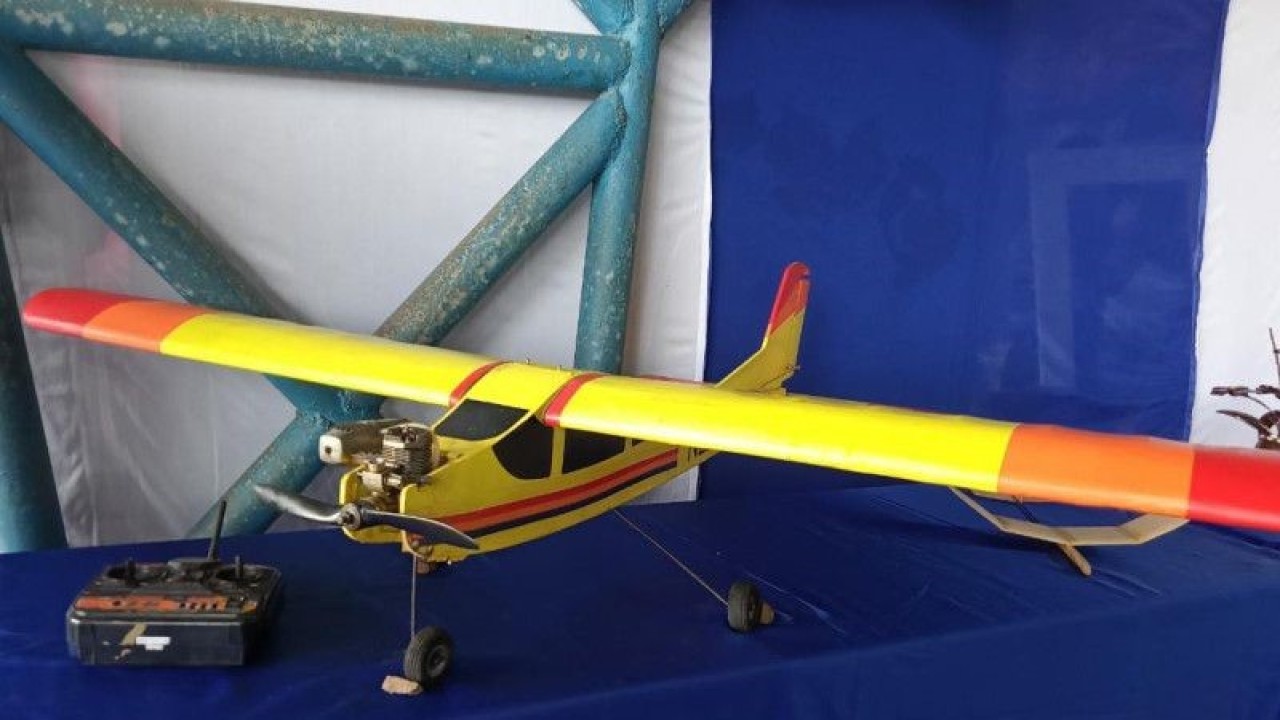 Pesawat aeromodeling karya siswa SMKN 5 Waibhu Kabupaten Jayapura, Provinsi Papua. (FOTO ANTARA/Agustina Estevani Janggo)